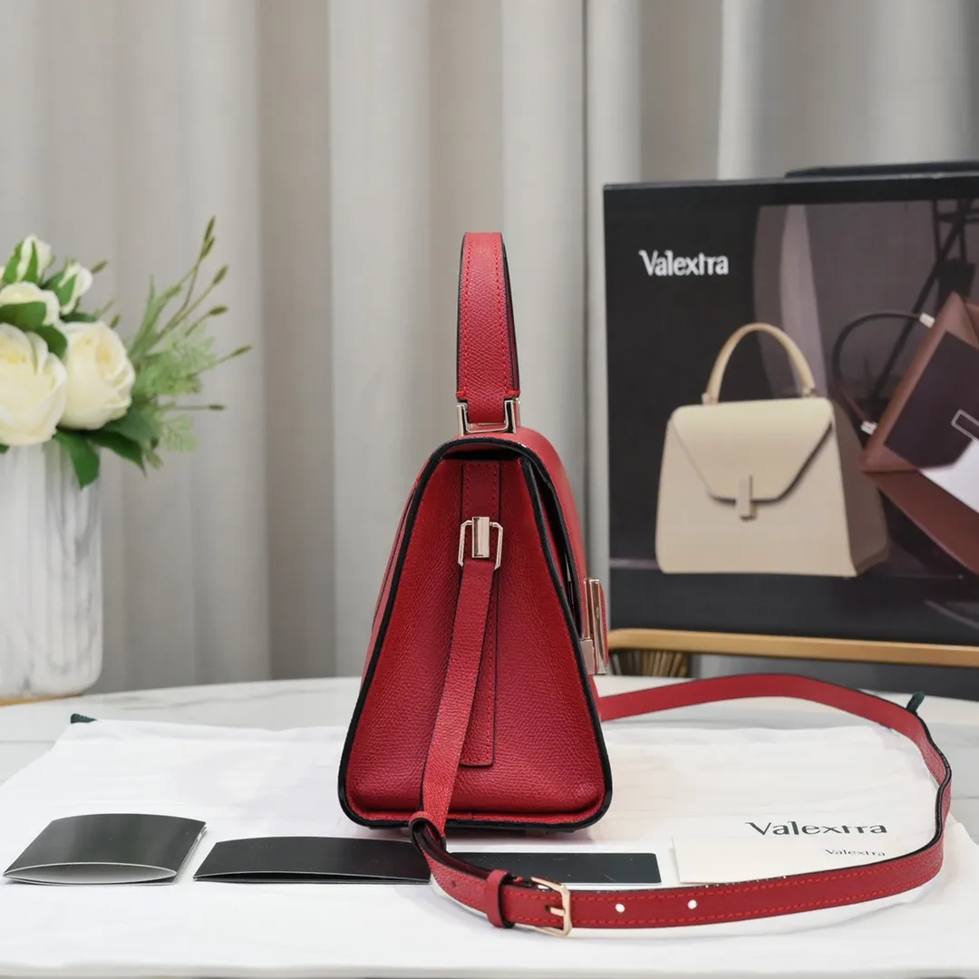 Valextra, the name of Italy's beloved horse, Iside is Val. One of extra's most iconic designs. There is no obvious logo, but the simple collective line design is very recognizable, full of architectural art, and shows a capable and intellectual style. It is made of imported palm-print lining cowhide, with up to five stitches of handwork, and the shiny oil edges test the skill of the craftsman. Small size: 22cm model 6627-1#